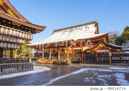 京都 八坂神社　舞殿・本殿　積雪が美しい冬の朝 99014714