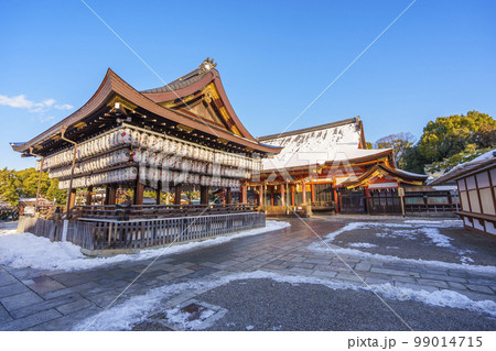 京都 八坂神社　舞殿・本殿　積雪が美しい冬の朝 99014715