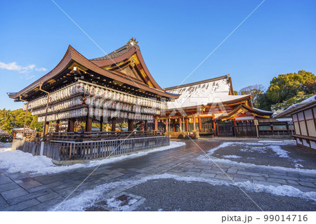 京都 八坂神社　舞殿・本殿　積雪が美しい冬の朝 99014716