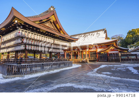 京都 八坂神社　舞殿・本殿　積雪が美しい冬の朝 99014718