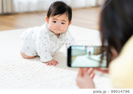 赤ちゃんと若いママ 99014796