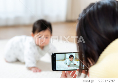 赤ちゃんと若いママ 99014797