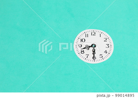 Clock face with arrows at 20 Clock face with arrows at 20 99014895