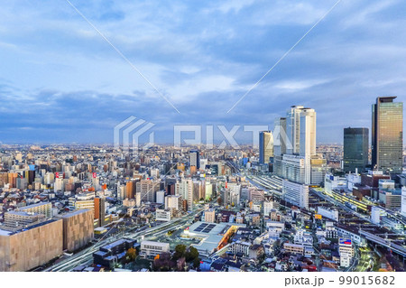 朝日を受ける名駅地区高層ビル群と北西市街地を見る 99015682