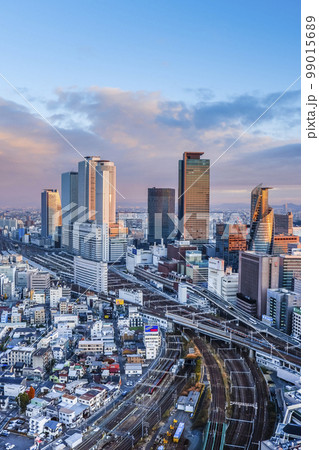 朝焼けの名駅地区高層ビル群を見る風景 朝焼けの名駅地区高層ビル群を見る風景 99015689