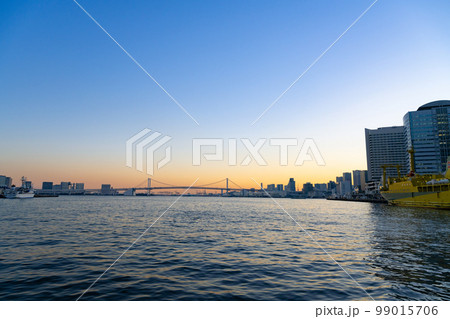 東京水辺ライン船上から見た夕景(レインボーブリッジ) 東京水辺ライン船上から見た夕景(レインボーブリッジ) 99015706