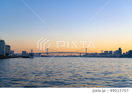 東京水辺ライン船上から見た夕景(レインボーブリッジ) 東京水辺ライン船上から見た夕景(レインボーブリッジ) 99015707