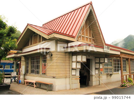 廃線となった同和鉱業片上鉄道で車両の動態保存されている吉ヶ原駅 廃線となった同和鉱業片上鉄道で車両の動態保存されている吉ヶ原駅 99015744