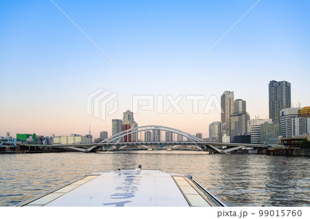 東京水辺ライン船上から見た夕景 99015760