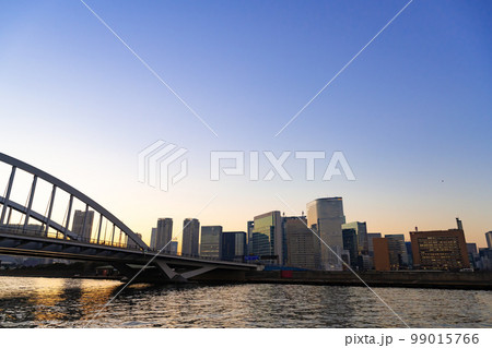 東京水辺ライン船上から見た夕景 東京水辺ライン船上から見た夕景 99015766