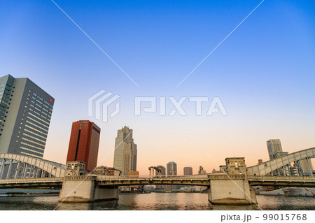 東京水辺ライン船上から見た夕景 東京水辺ライン船上から見た夕景 99015768