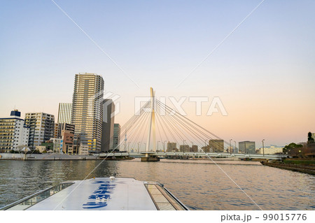 東京水辺ライン船上から見た夕景 99015776