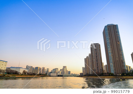 東京水辺ライン船上から見た夕景 99015779