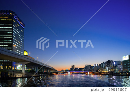 東京水辺ライン船上から見た夕景 99015807