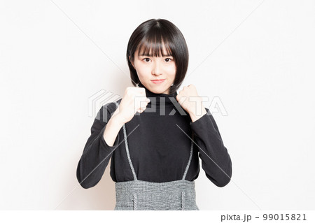 ボクシングのポーズをする若い女性 99015821