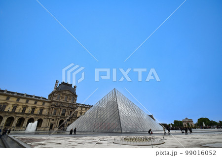 ルーブル美術館中庭のピラミッド ルーブル美術館中庭のピラミッド 99016052