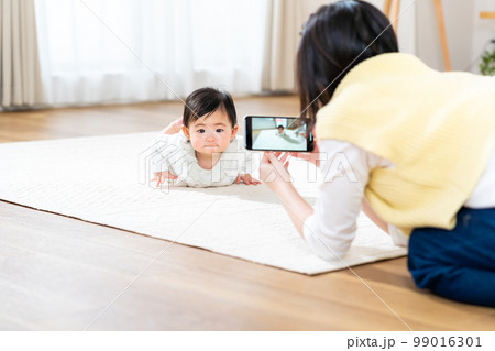赤ちゃんと若いママ 99016301