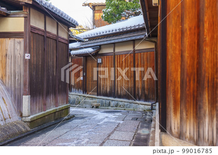 京都の路地　石塀小路　残雪の朝 99016785