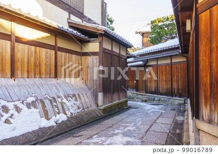京都の路地 石塀小路 残雪の朝 京都の路地 石塀小路 残雪の朝 99016789