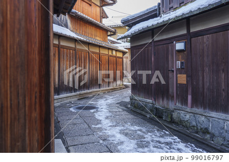 京都の路地 石塀小路 残雪の朝 京都の路地 石塀小路 残雪の朝 99016797