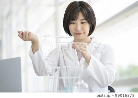 実験をする白衣の女性 99016878