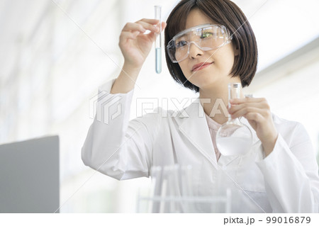 実験をする白衣の女性 99016879
