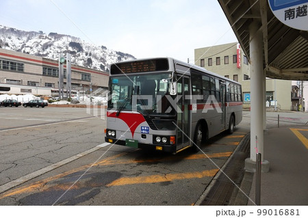 新潟　湯沢　越後湯沢駅前に停車中の路線バス 99016881