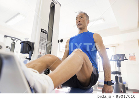 トレーニングマシンで体を鍛える中高年男性 99017010