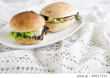 ハンバーガー風サンドイッチのカフェ風ごはん 99017314