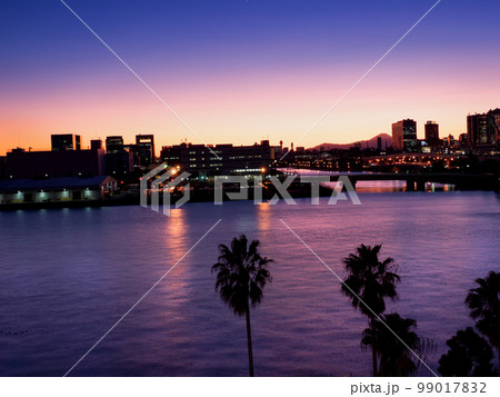 夕暮れの東京港　有明付近　東京都 99017832