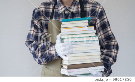 本を持つ男性｜断捨離・片付け・古本買取イメージ 99017850