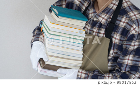 本を持つ男性｜断捨離・片付け・古本買取イメージ 99017852
