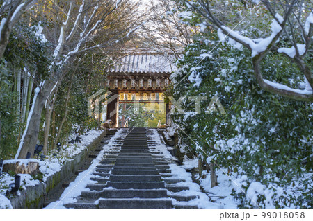 京都　高台寺の台所坂　積雪が美しい冬の朝 99018058