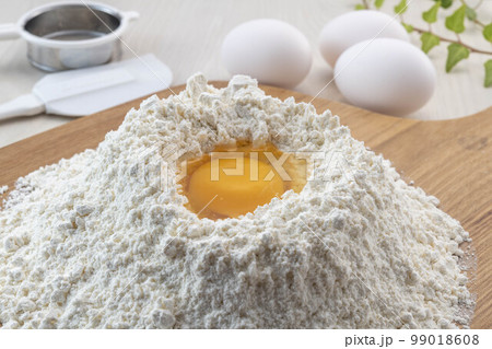 小麦粉の山盛り パン作り ケーキ作り 小麦粉の山盛り パン作り ケーキ作り 99018608