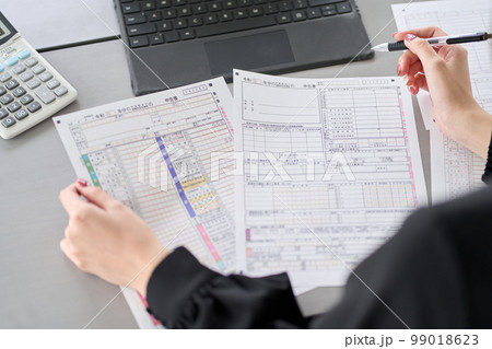 確定申告の書類を作成するアジア人女性 確定申告の書類を作成するアジア人女性 99018623