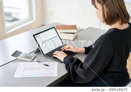 会計ソフトに仕訳を入力するアジア人女性 99018625