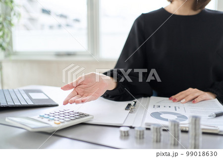 投資の案内をする女性の手元 99018630