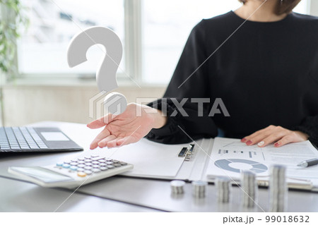 投資の疑問に答える女性の手元 投資の疑問に答える女性の手元 99018632