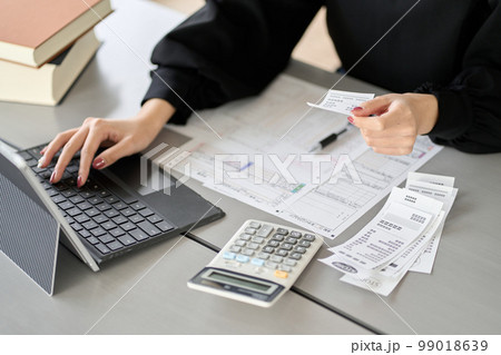 会計ソフトに経費を入力するアジア人女性 会計ソフトに経費を入力するアジア人女性 99018639