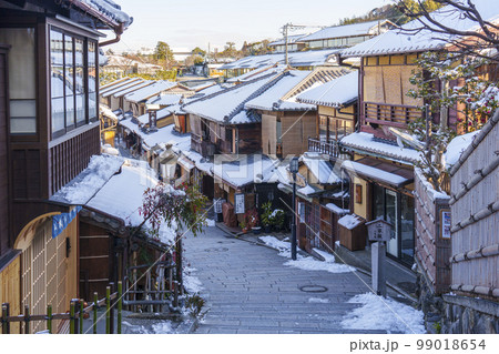 京都 清水寺参道 二年坂(二寧坂) 残雪の朝(大雪のため番傘なし) 京都 清水寺参道 二年坂(二寧坂) 残雪の朝(大雪のため番傘なし) 99018654