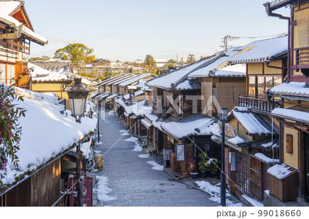 京都 清水寺参道 二年坂(二寧坂) 残雪の朝(大雪のため番傘なし) 京都 清水寺参道 二年坂(二寧坂) 残雪の朝(大雪のため番傘なし) 99018660