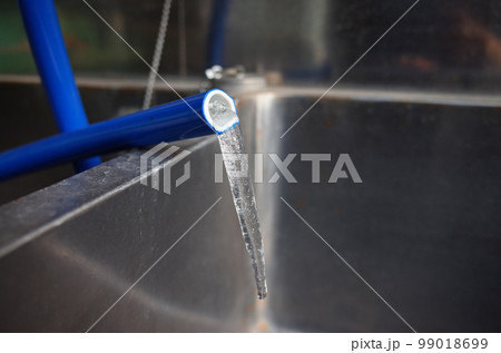 ホースの水が凍る ホースの水が凍る 99018699