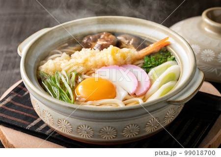 湯気が立つ、熱々の鍋焼きうどん 湯気が立つ、熱々の鍋焼きうどん 99018700