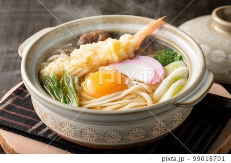 湯気が立つ、熱々の鍋焼きうどん 湯気が立つ、熱々の鍋焼きうどん 99018701