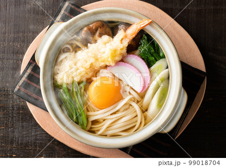 湯気が立つ、熱々の鍋焼きうどん 99018704