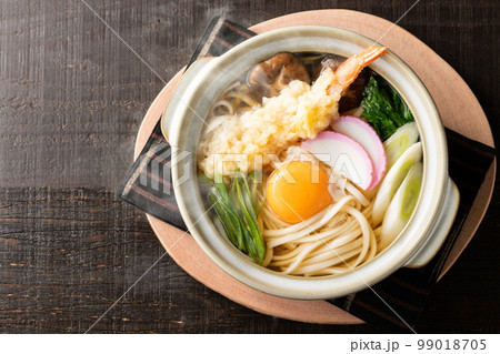 湯気が立つ、熱々の鍋焼きうどん 99018705