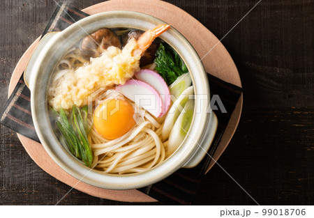 湯気が立つ、熱々の鍋焼きうどん 湯気が立つ、熱々の鍋焼きうどん 99018706
