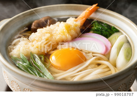 湯気が立つ、熱々の鍋焼きうどん 99018707