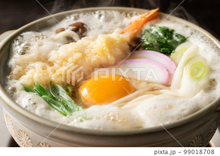 湯気が立つ、熱々の鍋焼きうどん 湯気が立つ、熱々の鍋焼きうどん 99018708