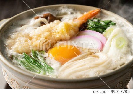 湯気が立つ、熱々の鍋焼きうどん 99018709